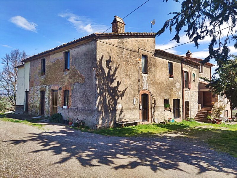 A circa 12 km da Orvieto e 3 km da Allerona. Zona collinare e panoramica.